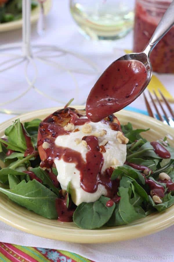 Whipped Feta & Grilled Peach Salad with Blueberry Balsamic Vinaigrette | cupcakesandkalechips.com | #vegetarian #fruit #glutenfree