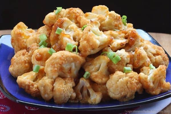 Honey Lime Sriracha Glazed Cauliflower Wings - spicy, sweet, sticky appetizer, snack or side dish! | cupcakesandkalechips.com | #glutenfree #vegetarian #vegan