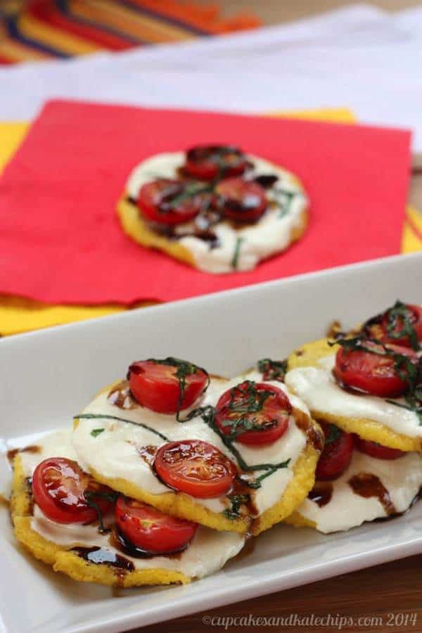 Mini Caprese Polenta Pizzas - tailgate in style with these fun appetizers! | cupcakesandkalechips.com | #glutenfree #vegetarian #pizza #appetizer