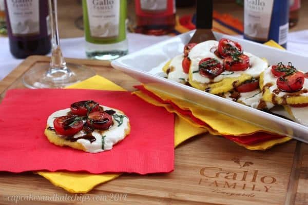 Mini Caprese Polenta Pizzas - tailgate in style with these fun appetizers! | cupcakesandkalechips.com | #glutenfree #vegetarian #pizza #appetizer
