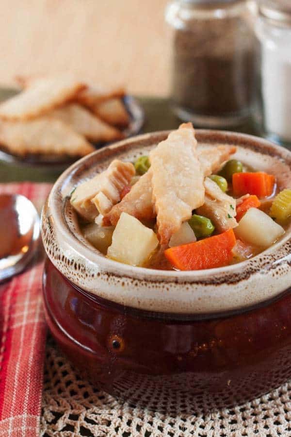 https://cupcakesandkalechips.com/wp-content/uploads/2014/11/Turkey-Pot-Pie-Soup-recipe-3-2.jpg