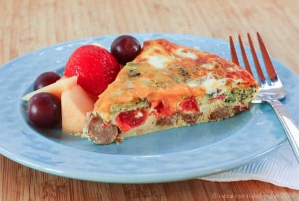 Turkey Sausage, Broccoli and Tomato Crustless Quiche makes - an easy, healthy, low carb and gluten free recipe for breakfast, brunch, or brinner | cupcakesandkalechips.com