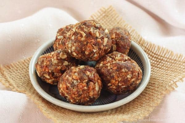 Peach Crisp Energy Balls are an easy, healthy snack with the nutty caramelized peach flavor of a favorite decadent dessert. Gluten free and vegan too! | cupcakesandkalechips.com