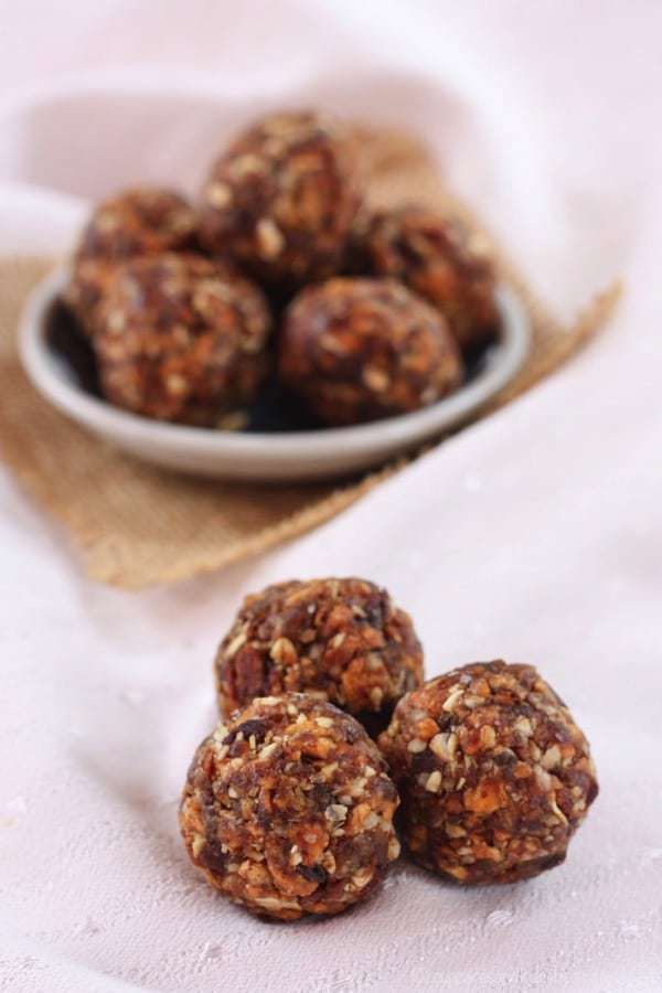 Peach Crisp Energy Balls are an easy, healthy snack with the nutty caramelized peach flavor of a favorite decadent dessert. Gluten free and vegan too! | cupcakesandkalechips.com