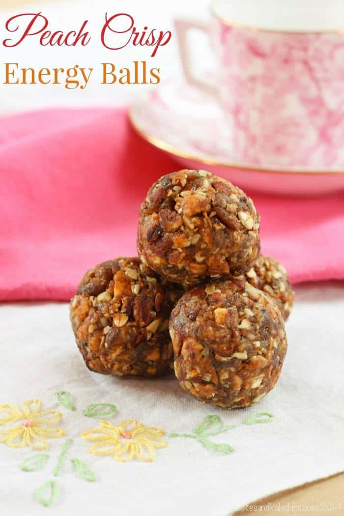 Peach Crisp Energy Balls are an easy, healthy snack with the nutty caramelized peach flavor of a favorite decadent dessert. Gluten free and vegan too! | cupcakesandkalechips.com