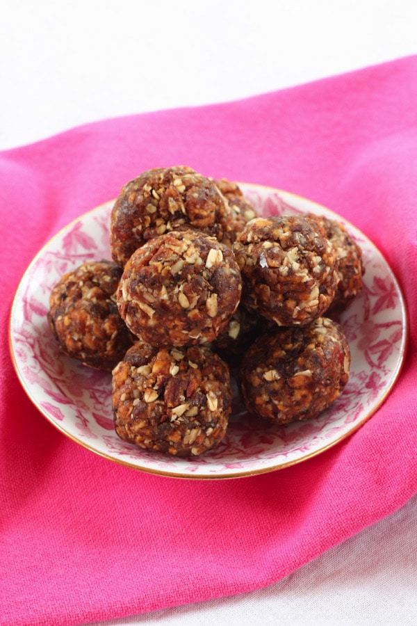 Peach Crisp Energy Balls are an easy, healthy snack with the nutty caramelized peach flavor of a favorite decadent dessert. Gluten free and vegan too! | cupcakesandkalechips.com