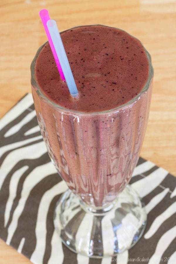 Chocolate-Covered Berries Green Smoothie - my favorite smoothie recipe! This is how I pack in fruit, veggies, protein, and of course luscious chocolaty flavor everyday | cupcakesandkalechips.com | gluten free, vegan option