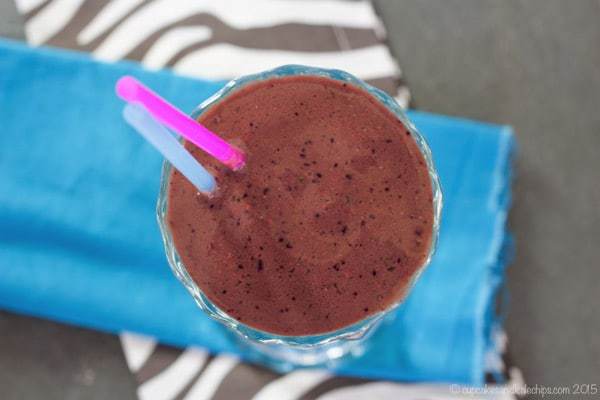 Chocolate-Covered Berries Green Smoothie - my favorite smoothie recipe! This is how I pack in fruit, veggies, protein, and of course luscious chocolaty flavor everyday | cupcakesandkalechips.com | gluten free, vegan option