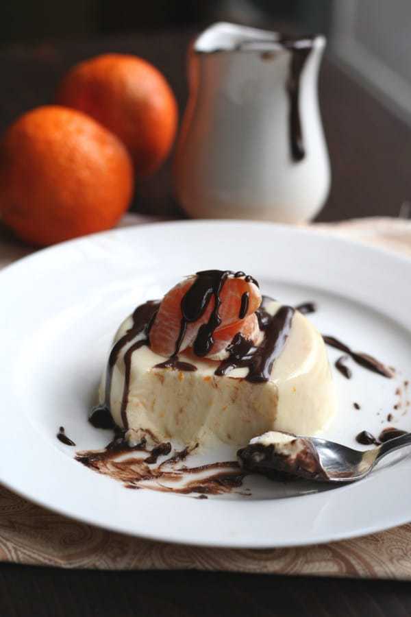 Clementine Panna Cotta with Chocolate Sauce - a creamy custard with citrus flavor and covered in a rich chocolate sauce. And it's a gluten free and sugar free dessert recipe! | alldayidreamaboutfood.com for cupcakesandkalechips.com