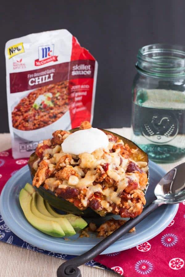 Fire Roasted Garlic Turkey Chili Stuffed Acorn Squash - a healthy, low carb alternative to a bread bowl, and it's quick and easy enough for a family dinner even on a busy weeknight | cupcakesandkalechips.com | #WeekdaySupper with #McSkilletSauce