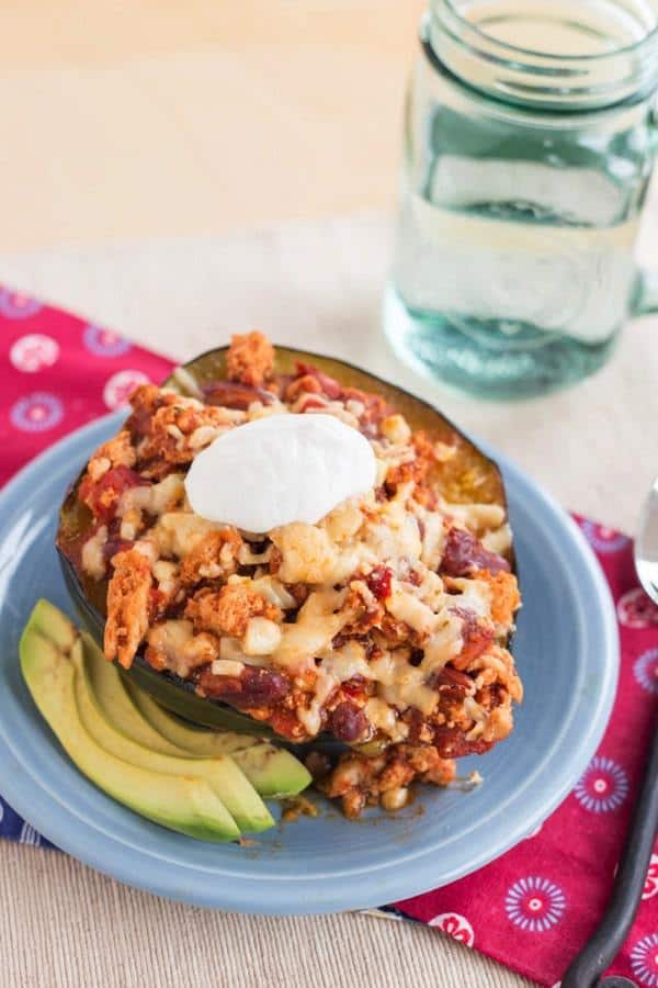 Fire Roasted Garlic Turkey Chili Stuffed Acorn Squash - a healthy, low carb alternative to a bread bowl, and it's quick and easy enough for a family dinner even on a busy weeknight | cupcakesandkalechips.com | #WeekdaySupper with #McSkilletSauce