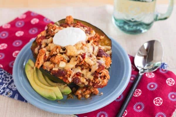 Fire Roasted Garlic Turkey Chili Stuffed Acorn Squash - a healthy, low carb alternative to a bread bowl, and it's quick and easy enough for a family dinner even on a busy weeknight | cupcakesandkalechips.com | #WeekdaySupper with #McSkilletSauce