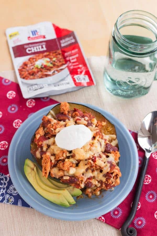 Fire Roasted Garlic Turkey Chili Stuffed Acorn Squash - a healthy, low carb alternative to a bread bowl, and it's quick and easy enough for a family dinner even on a busy weeknight | cupcakesandkalechips.com | #WeekdaySupper with #McSkilletSauce