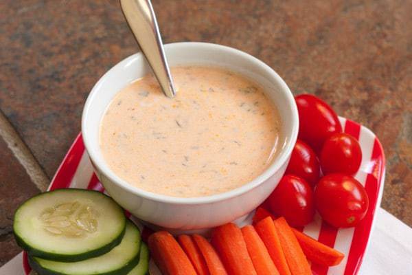 Pantry Greek Yogurt Buffalo Ranch Dressing or Dip - a healthy way to add a little kick to your salads or veggies with basic ingredients in your kitchen | cupcakesandkalechips.com | gluten free