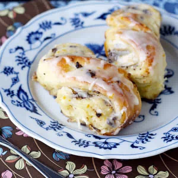 Chocolate Orange Sweet Rolls - soft and fluffy with a decadent dark chocolate orange filling, and a sweet glaze. Perfect for breakfast, brunch or dessert! | cupcakesandkalechips.com