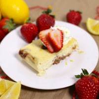 crock pot cheesecake - lemon with fresh strawberries