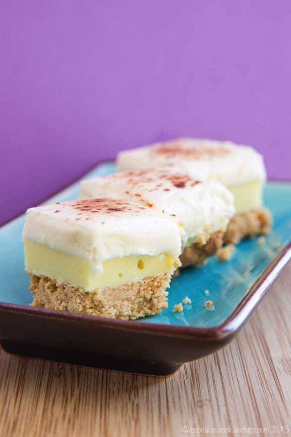 Lemon Meringue Pie Fudge - buttery crust, lemony white chocolate fudge, and a marshmallow topping gives you all the pie flavor in a sweet little candy bite | cupcakesandkalechips.com