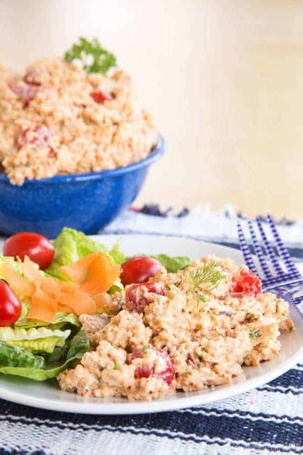 Barbecue Ranch Quinoa Chicken Salad - combine a healthy Greek yogurt Ranch dressing with your favorite barbecue sauce for a satisfying cool dinner or lunches all week. | cupcakesandkalechips.com | gluten free recipe