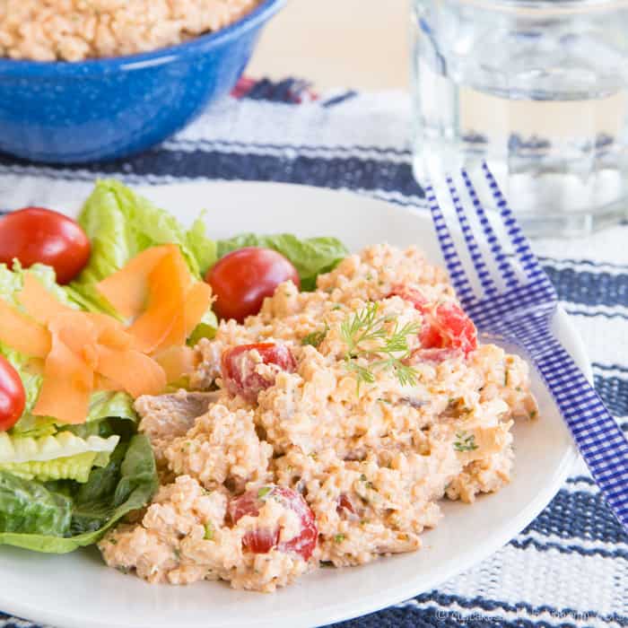 Barbecue Ranch Quinoa Chicken Salad - combine a healthy Greek yogurt Ranch dressing with your favorite barbecue sauce for a satisfying cool dinner or lunches all week. | cupcakesandkalechips.com | gluten free recipe