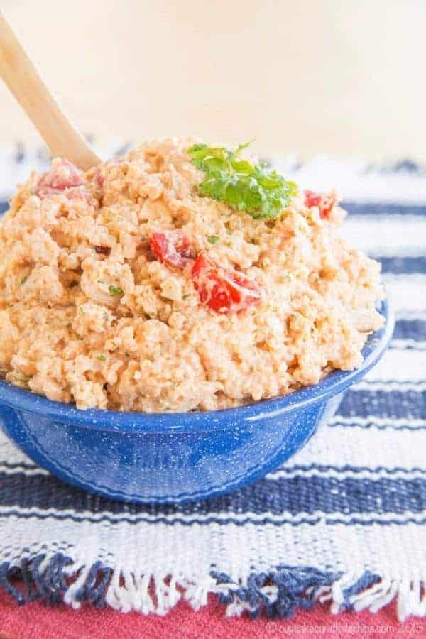 Barbecue Ranch Quinoa Chicken Salad - combine a healthy Greek yogurt Ranch dressing with your favorite barbecue sauce for a satisfying cool dinner or lunches all week. | cupcakesandkalechips.com | gluten free recipe