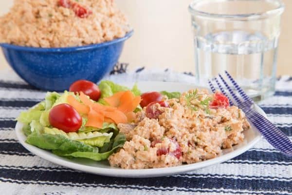 Barbecue Ranch Quinoa Chicken Salad - combine a healthy Greek yogurt Ranch dressing with your favorite barbecue sauce for a satisfying cool dinner or lunches all week. | cupcakesandkalechips.com | gluten free recipe