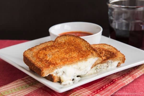 Three Cheese White Cheese Pizza Grilled Cheese combines the cheesy goodness of white pizza and the classic comfort food sandwich in one. No need to order delivery or make pizza crust! | cupcakesandkalechips.com | vegetarian