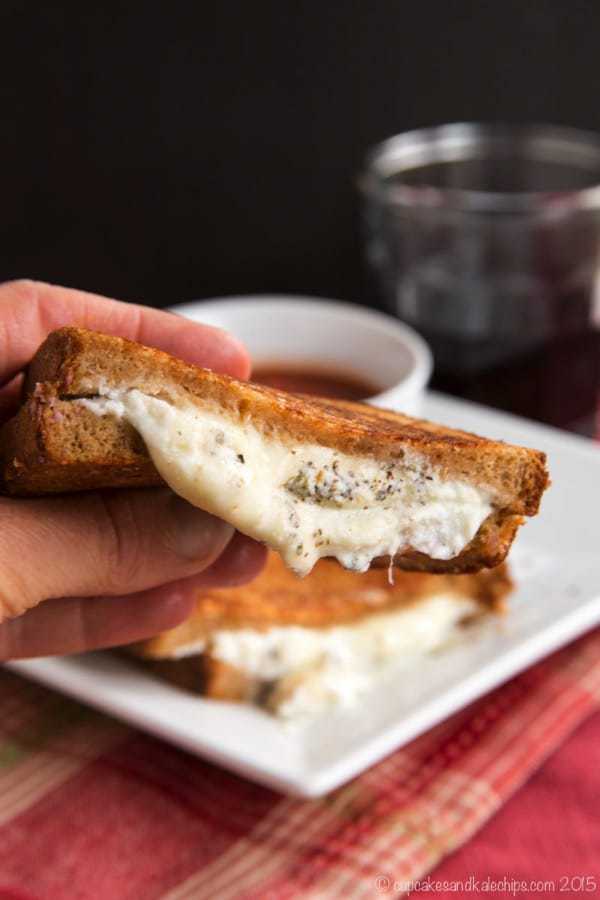 Three Cheese White Cheese Pizza Grilled Cheese combines the cheesy goodness of white pizza and the classic comfort food sandwich in one. No need to order delivery or make pizza crust! | cupcakesandkalechips.com | vegetarian