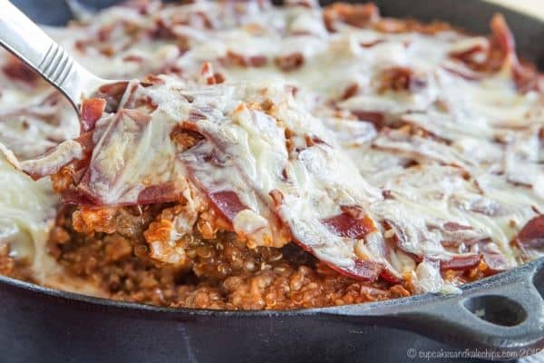 Bacon Cheeseburger Quinoa Skillet - a healthy, family-friendly meal with all of the ingredients and flavors of a beefy favorite. My boys devoured this protein-packed recipe. | cupcakesandkalechips.com | gluten free recipe