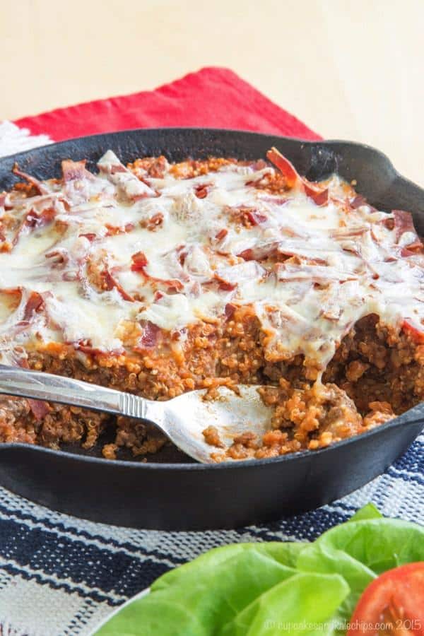 Bacon Cheeseburger Quinoa Skillet - a healthy, family-friendly meal with all of the ingredients and flavors of a beefy favorite. My boys devoured this protein-packed recipe. | cupcakesandkalechips.com | gluten free recipe