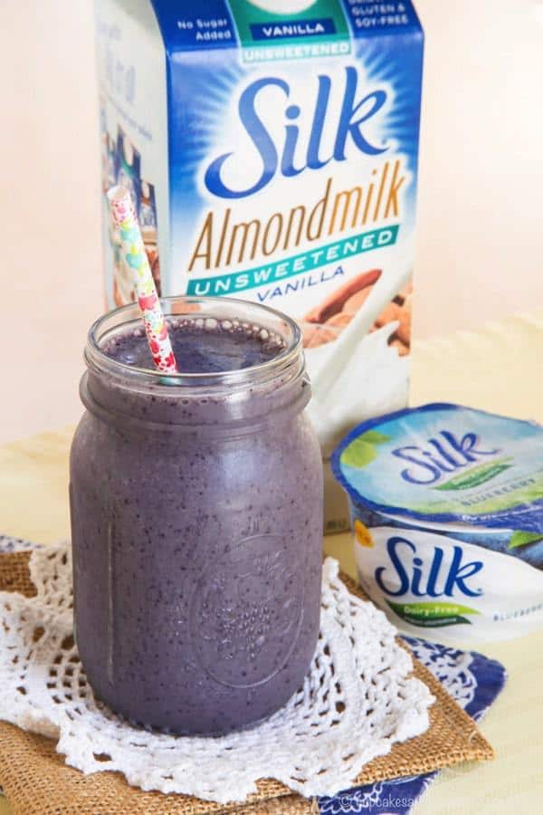 Maple Cinnamon Blueberry Smoothie - an easy smoothie recipe that is a healthy breakfast or snack with flavors that remind you of a stack of French toast. @lovemysilk #SilkSmoothie #ad | cupcakesandkalechips.com | gluten free, dairy free, vegan