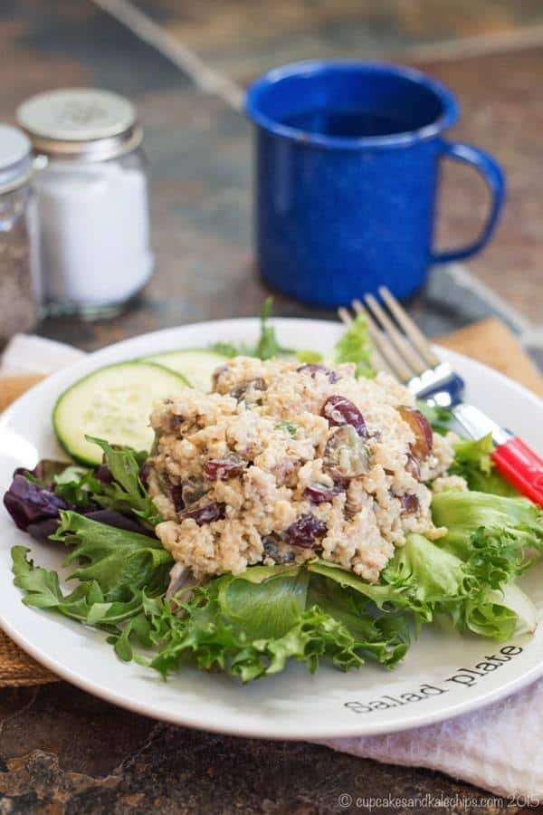 Waldorf Quinoa Chicken Salad - a simple, healthy, and protein-packed combination with sweet juicy grapes and crunchy walnuts. Make it for an easy summer dinner or lunches all week | cupcakesandkalechips.com | gluten free recipe 