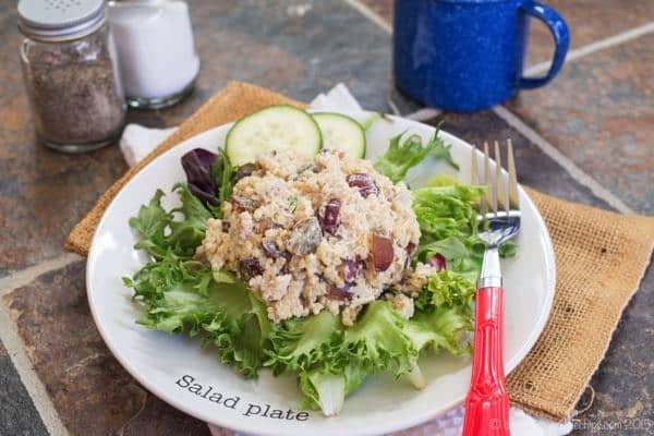 Waldorf Quinoa Chicken Salad - a simple, healthy, and protein-packed combination with sweet juicy grapes and crunchy walnuts. Make it for an easy summer dinner or lunches all week | cupcakesandkalechips.com | gluten free recipe 