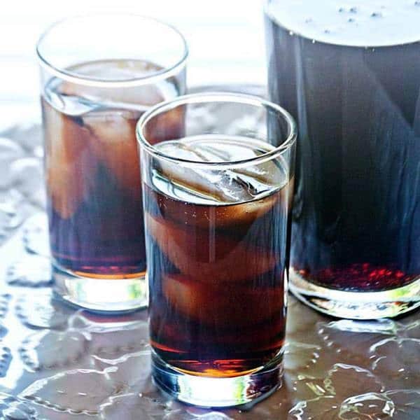 Cherry Vanilla Dirty Coke - an easy and refreshing cocktail to cool you off. A perfect summer cocktail! | cupcakesandkalechips.com