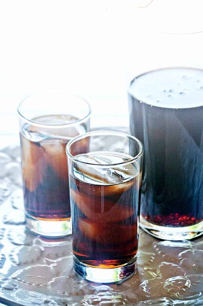 Cherry Vanilla Dirty Coke - an easy and refreshing cocktail to cool you off. A perfect summer cocktail! | cupcakesandkalechips.com