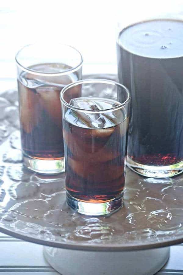 Cherry Vanilla Dirty Coke - an easy and refreshing cocktail to cool you off. A perfect summer cocktail! | cupcakesandkalechips.com