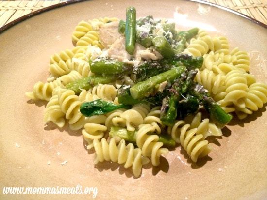 Parmesan Garlic Chicken and Veggie Pasta is a healthy and delicious dinner recipe that even the picky eaters will enjoy. | mommasmeals.org for cupcakesandkalechips.com | gluten free option