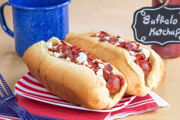 Buffalo, Blue Cheese, and Bacon Hot Dogs - add a spicy kick and a ton of flavor to the classic hot dog. Your barbecue will never be the same! | cupcakesandkalechips.com