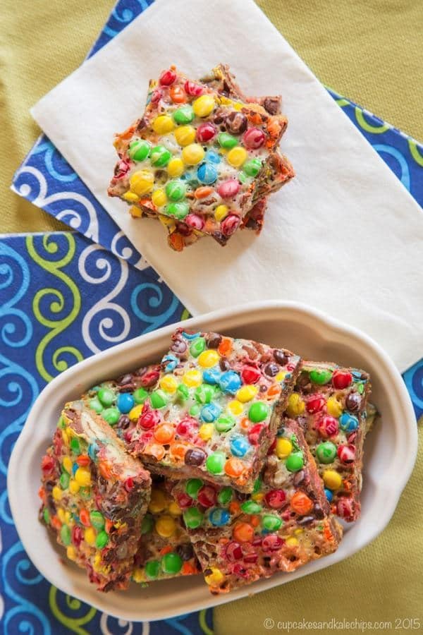 Butter Pecan M&M's Magic Bars - you only need five ingredients to add a sweet and salty combination to this classic dessert bar recipe. | cupcakesandkalechips.com