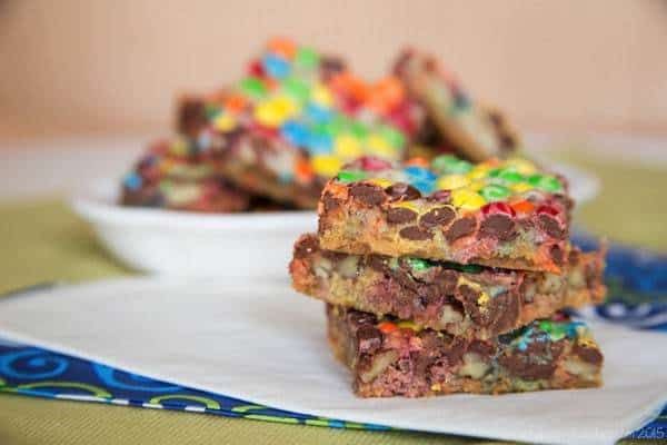 Butter Pecan M&M's Magic Bars - you only need five ingredients to add a sweet and salty combination to this classic dessert bar recipe. | cupcakesandkalechips.com