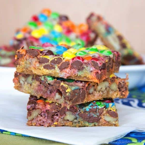 Butter Pecan M&M's Magic Bars - you only need five ingredients to add a sweet and salty combination to this classic dessert bar recipe. | cupcakesandkalechips.com