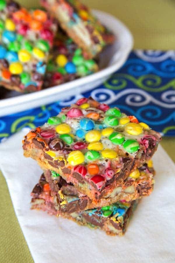 Butter Pecan M&M's Magic Bars - you only need five ingredients to add a sweet and salty combination to this classic dessert bar recipe. | cupcakesandkalechips.com