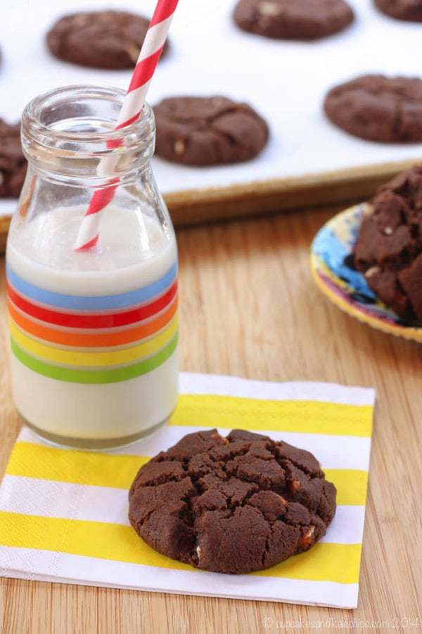 Flourless Chocolate Almond Cookies - rich, chocolaty cookies with nutty crunch. Plus naturally gluten free and dairy free. The kids will love these as a snack! | cupcakesandkalechips.com