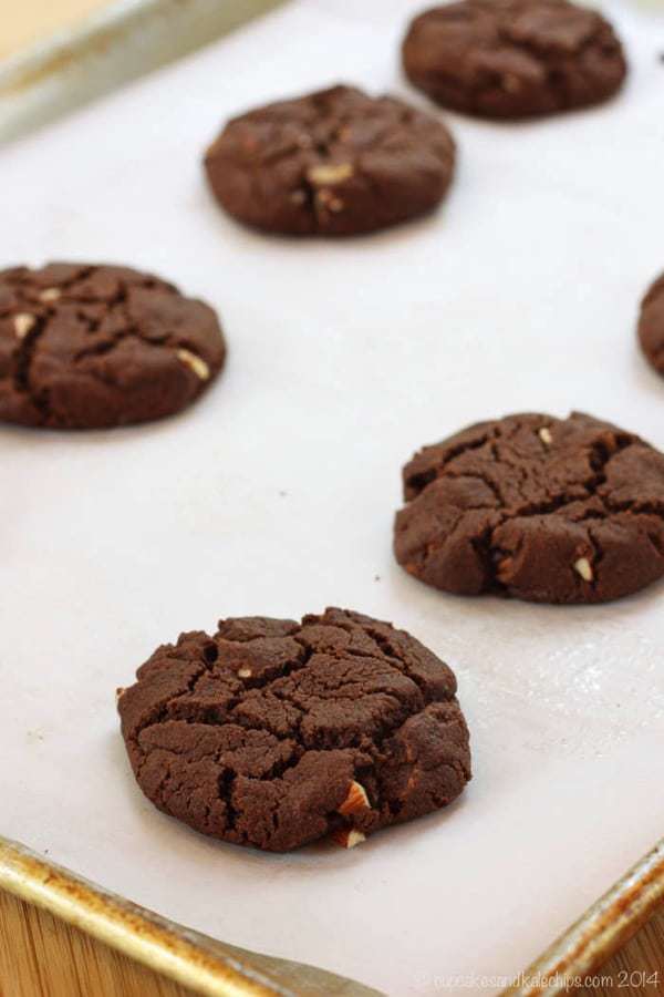 Flourless Chocolate Almond Cookies - rich, chocolaty cookies with nutty crunch. Plus naturally gluten free and dairy free. The kids will love these as a snack! | cupcakesandkalechips.com