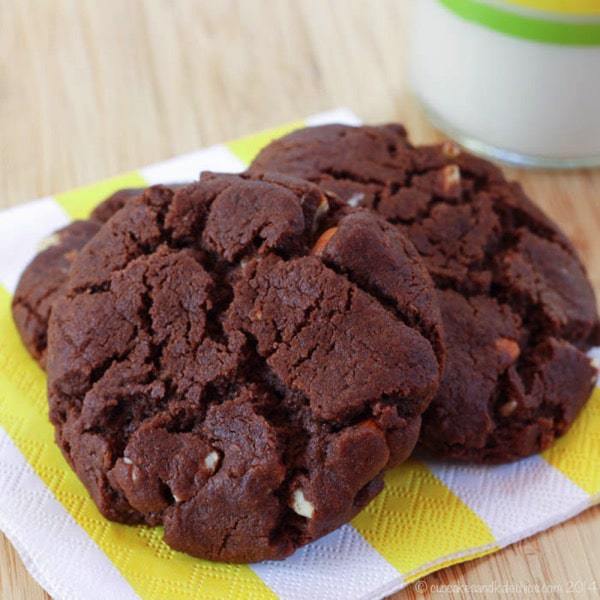 Flourless Chocolate Almond Cookies - rich, chocolaty cookies with nutty crunch. Plus naturally gluten free and dairy free. The kids will love these as a snack! | cupcakesandkalechips.com