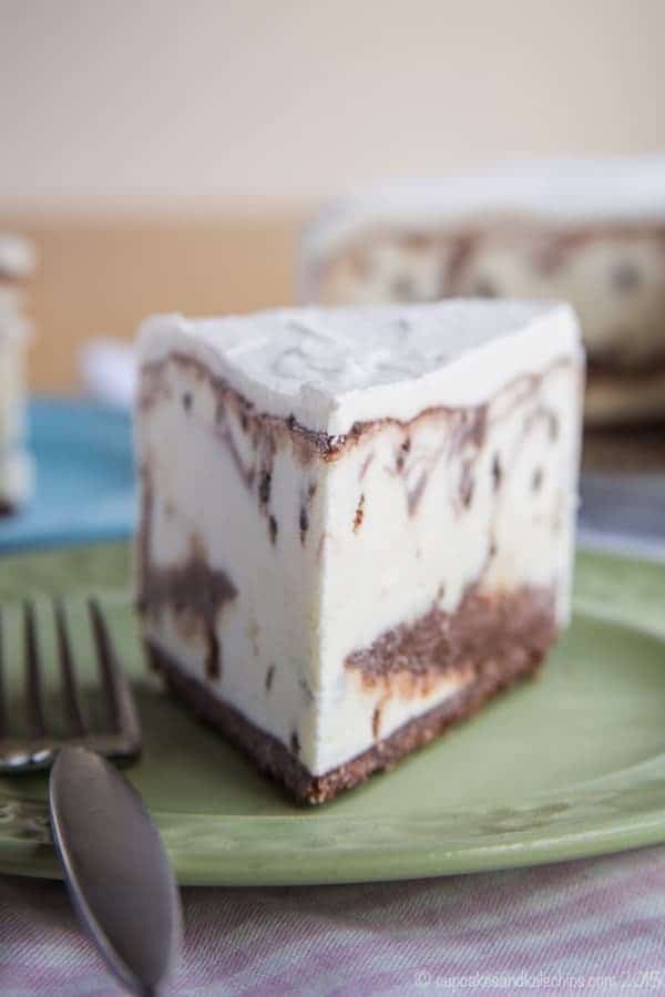 Nutella Chocolate Chip Cheesecake No-Churn Ice Cream Cake - simple but worthy of a special occasion! Combine cheesecake and ice cream cake, add swirls of Nutella chocolate ganache, and layer it on a gluten free chocolate hazelnut crust. | cupcakesandkalechips.com