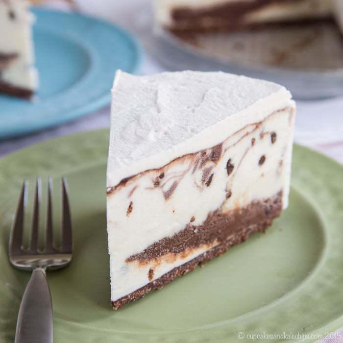 Nutella Chocolate Chip Cheesecake No-Churn Ice Cream Cake - simple but worthy of a special occasion! Combine cheesecake and ice cream cake, add swirls of Nutella chocolate ganache, and layer it on a gluten free chocolate hazelnut crust. | cupcakesandkalechips.com