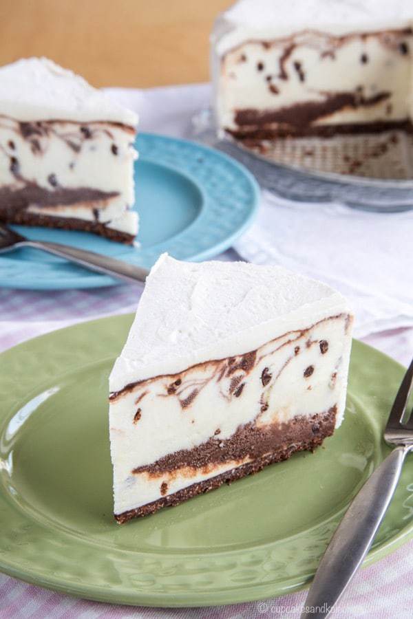 Homemade No-Churn Nutella Chocolate Chip Ice Cream Cheesecake - simple but worthy of a special occasion! Combine cheesecake and ice cream cake, add swirls of Nutella chocolate ganache, and layer it on a gluten free chocolate hazelnut crust. | cupcakesandkalechips.com