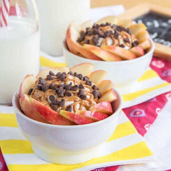 Peanut Butter Chocolate Chip Cheesecake Apple Nachos - my kids love these! I love that they are easy, healthy, and only take seven basic ingredients and a few minutes to make! | cupcakesandkalechips.com | gluten free recipe