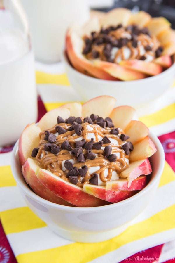 Peanut Butter Chocolate Chip Cheesecake Apple Nachos - my kids love these! I love that they are easy, healthy, and only take seven basic ingredients and a few minutes to make! | cupcakesandkalechips.com | gluten free recipe