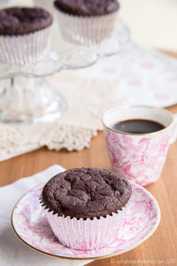 Flourless Healthy Chocolate Zucchini Muffins - so moist and tender, you don't have to tell anyone that this chocolaty breakfast treat is packed with veggies, protein, and fiber. | cupcakesandkalechips.com | gluten free, dairy free and sugar free options